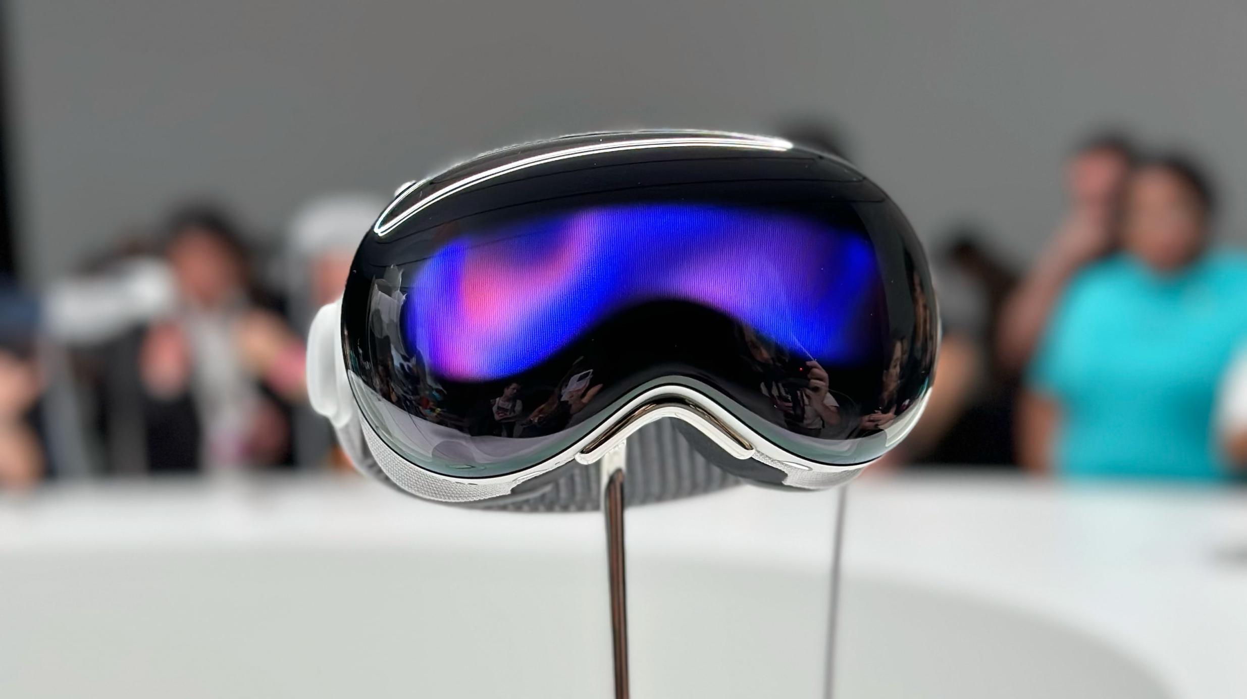 Apple Vision Pro: Revolutionizing Mixed Reality