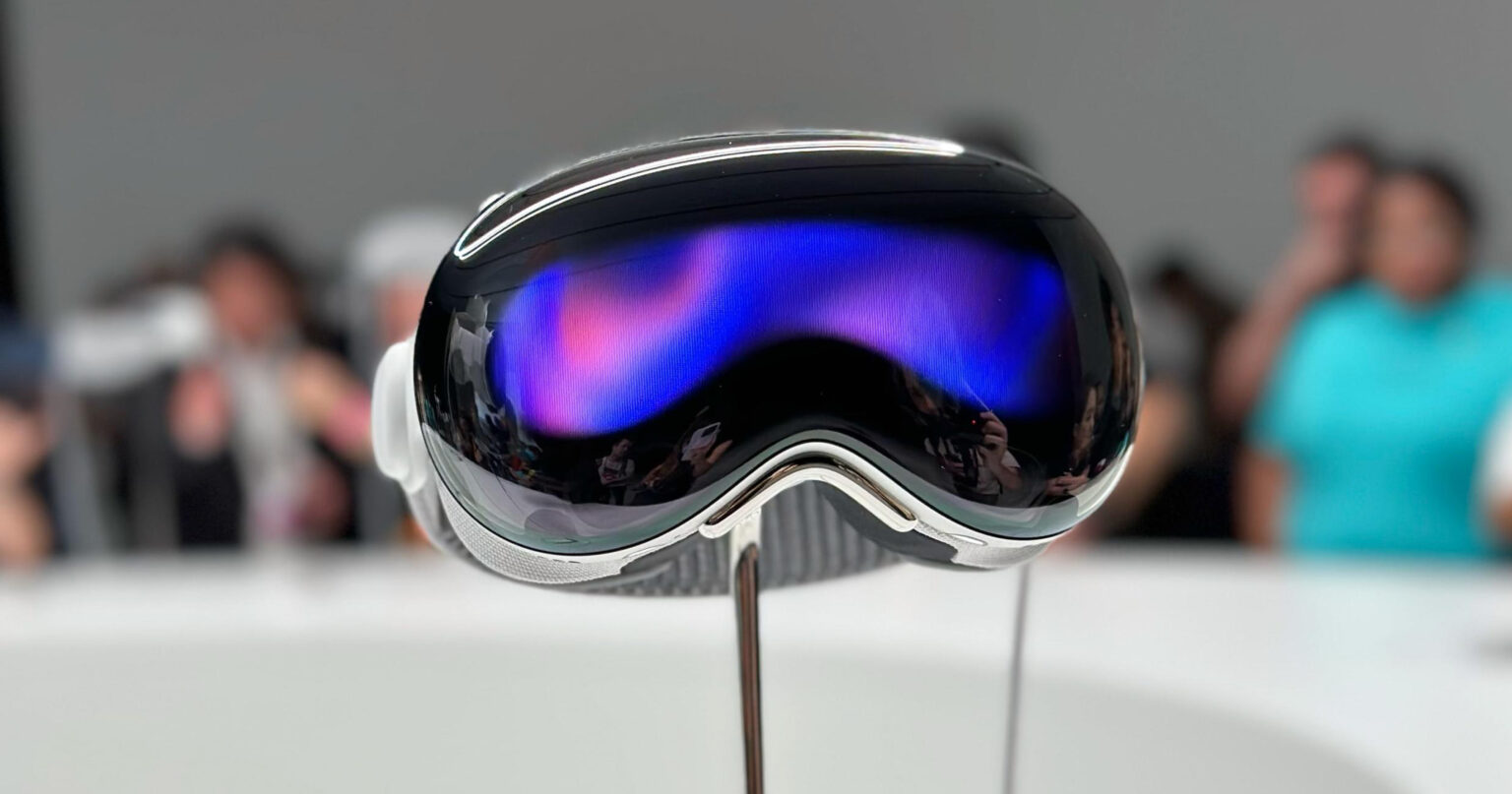 Apple Vision Pro: Revolutionizing Mixed Reality